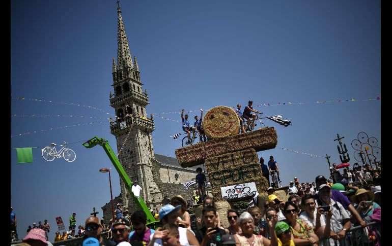 Espectadores esperan el paso de ciclistas cerca de un templo en Plouneventer, durante la sexta etapa del Tour de Francia. AFP/M. Bertorello