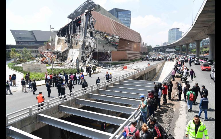 Un derrumbe parcial en la Plaza Comercial Artz en Periférico, a la altura de la colonia Pedregal sur, se registró este jueves. SUN/F. Rodríguez