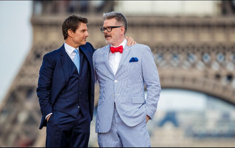 Tom Cruise (i) posa con el director Christopher McQuarrie (d). EFE / C. Petit