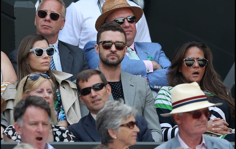 El cantante Justin Timberlake (c) y la actriz Jessica Biel (i). AFP/ARCHIVO