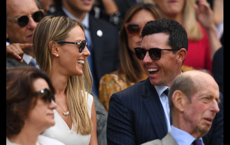 El golfista irlandés Rory McIlroy con su esposa. AFP/ARCHIVO