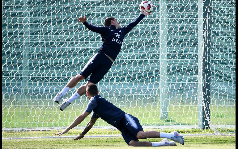 Los seleccionados franceses Antoine Griezmann  y Lucas Hernandez entrenan en Istra, Rusia,  previo a la final del Mundial que disputarán con Croacia. AFP/F. Fife