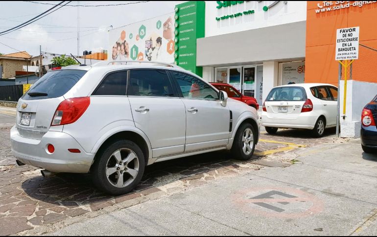 La estrategia del Ayuntamiento tapatío no ha logrado erradicar la invasión de banquetas. EL INFORMADOR/R. Bobadilla