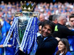 Tras meses de especulaciones, se hizo oficial la salida de Conte como estratega, cargo que ocupó por dos temporadas en las que ganó un título de Premier League y una FA Cup. AFP / B. Stansall