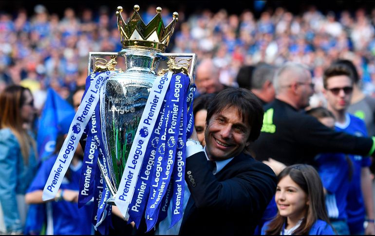 Tras meses de especulaciones, se hizo oficial la salida de Conte como estratega, cargo que ocupó por dos temporadas en las que ganó un título de Premier League y una FA Cup. AFP / B. Stansall
