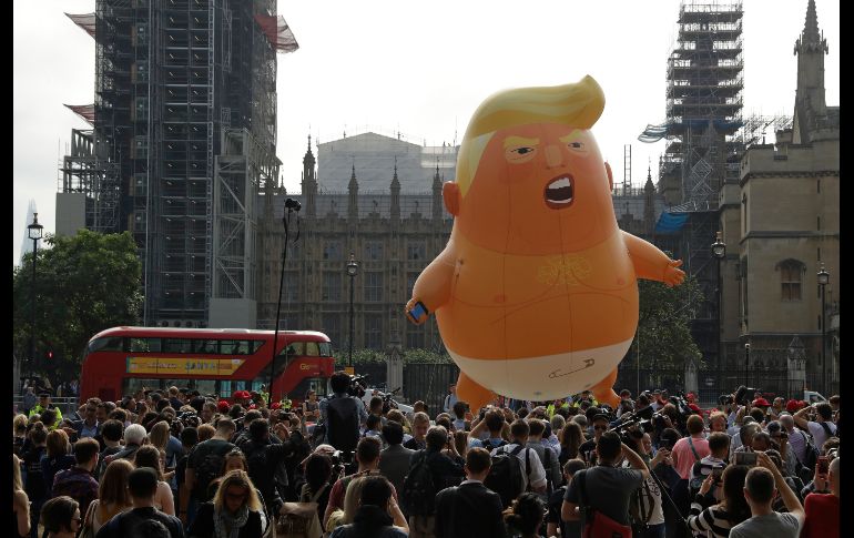 La figura, de seis metros de altura, representa a un bebé enfadado.