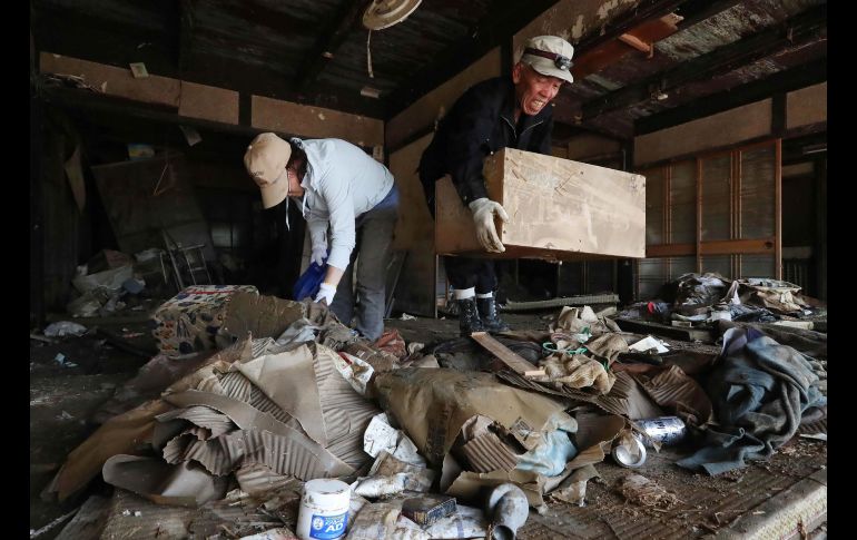 Habitantes limpian su casa en Kurashiki, Japón, afectada por deslaves. AFP/JIJI PRESS