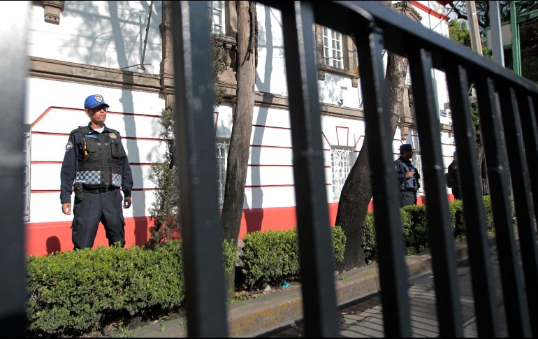 Miembros de la policía hacen guardia en la casa de operaciones del candidato electo a la presidencia de México, Andrés Manuel López Obrador. EFE / M. Guzmán