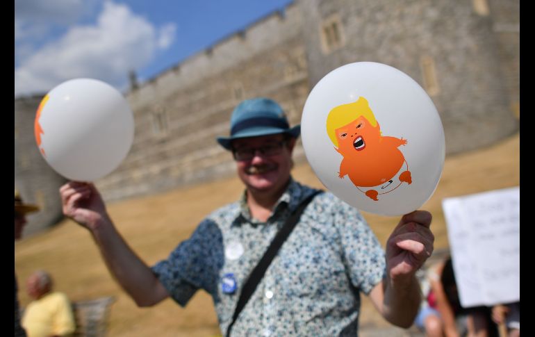 Un hombre participa en una manifestación en afuera del castillo de Windsor.