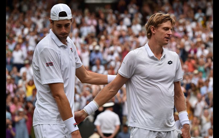 El sudafricano Kevin Anderson (d) reacciona tras ganar al estadounidense John Isner en partido de semifinales del torneo de Wimbledon. Los tenistas disputaron el segundo partido más largo de la historia del torneo, con seis horas y 36 minutos. AFP/G. Kirk