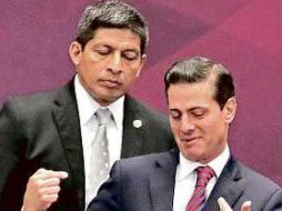 La actitud de Peña Nieto en la imagen dio pie a una buena cantidad de memes. TWITTER / @jrisco