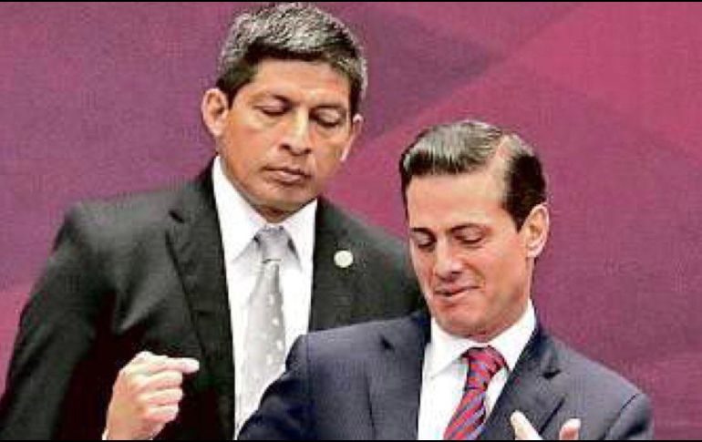 La actitud de Peña Nieto en la imagen dio pie a una buena cantidad de memes. TWITTER / @jrisco