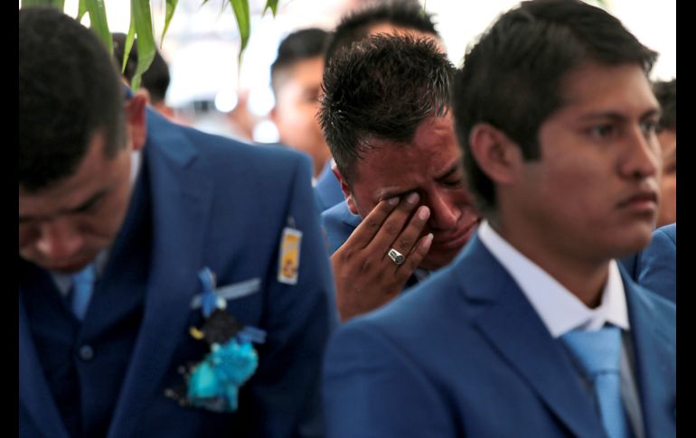 Estudiantes reaccionan durante su ceremonia de graduación en la Escuela Normal Rural de Ayotzinapa. EFE/J. de la Cruz