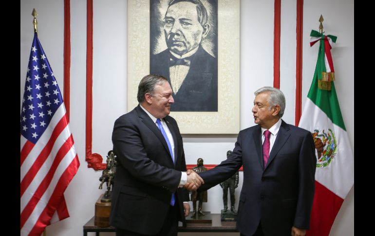 El virtual presidente electo de México, Andrés Manuel López Obrador (d), saluda al secretario de Estado de EU, Mike Pompeo (i), antes de una reunión en Ciudad de México. EFE/M. Guzmán