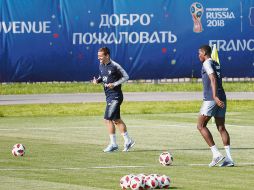 Antoine Griezmann (izquierda) quiere poner otra estrella en su camisa de Francia. EFE