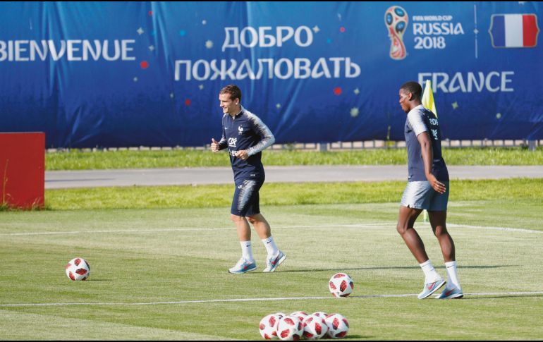 Antoine Griezmann (izquierda) quiere poner otra estrella en su camisa de Francia. EFE