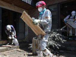 Unos 63 mil policías, autodefensas, bomberos y 80 helicópteros siguen participando en la operación de búsqueda y rescate. AFP