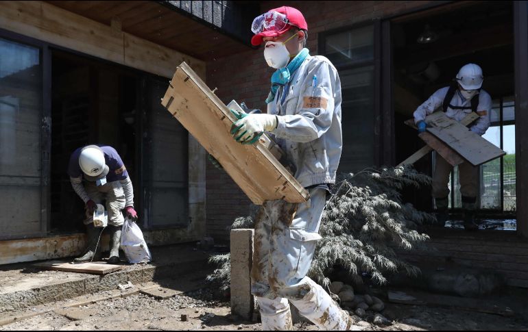 Unos 63 mil policías, autodefensas, bomberos y 80 helicópteros siguen participando en la operación de búsqueda y rescate. AFP