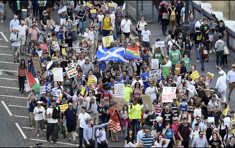 Al rededor de 50 mil manifestantes marchan hasta el parque de Meadows y portan banderas de México, Palestina o la comunidad LGBTI. AFP / N. Hanna