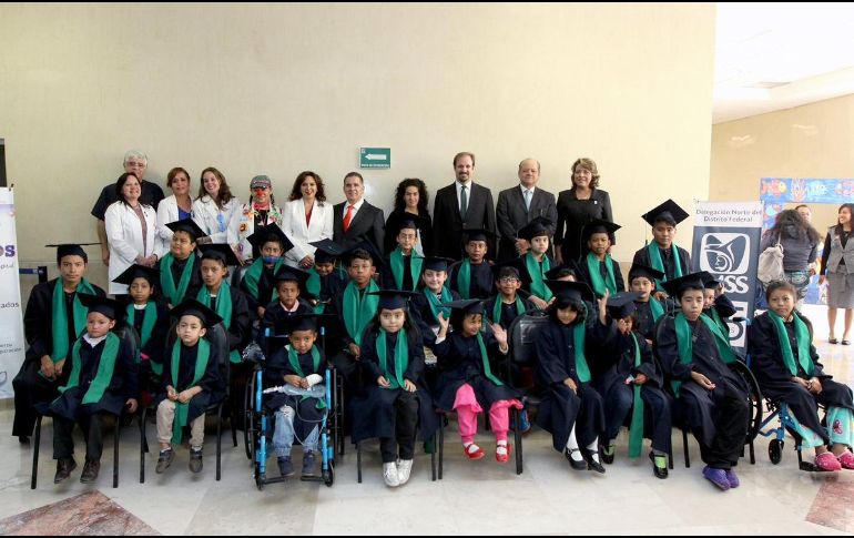 De 2011 a la fecha, casi 95 mil menores internados en unidades del Seguro social han podido continuar sus estudios en las 44 aulas de 40 unidades hospitalarias en todo el país. TWITTER / @Tu_IMSS