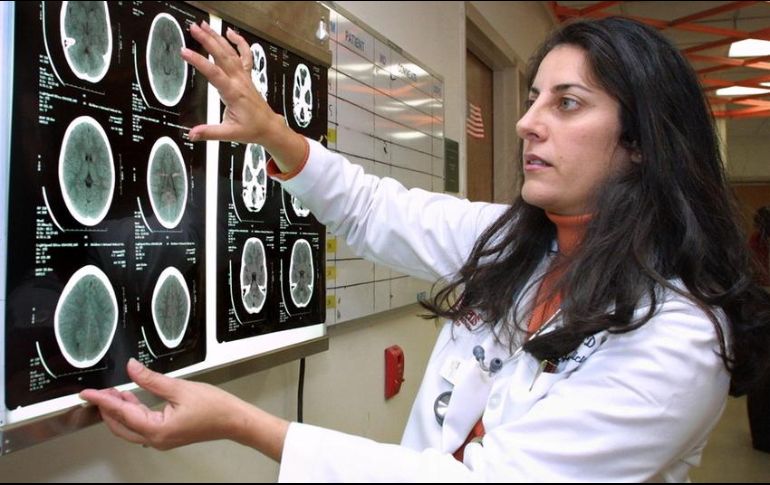 Balbuceos, confusión mental o dificultad para hablar, pérdida de la visión o visión borrosa, dolor de cabeza, mareos y vértigo son síntomas de que está ocurriendo un derrame cerebral o embolia. AP / ARCHIVO