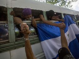 Los estudiantes son recibidos por familiares y amigos al llegar a la Catedral de Managua; al menos dos estudiantes murieron durante el asedio. EFE / J. Torres