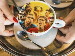 La final en un café. En Zagreb la aromática bebida se sirve con un toque mundialista. AFP