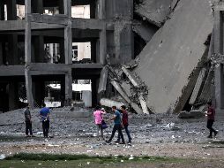 Los adolescentes palestinos murieron cuando se encontraban en la calle, abajo de un edificio que estaba vacío en el momento del bombardeo. EFE/H. Imad