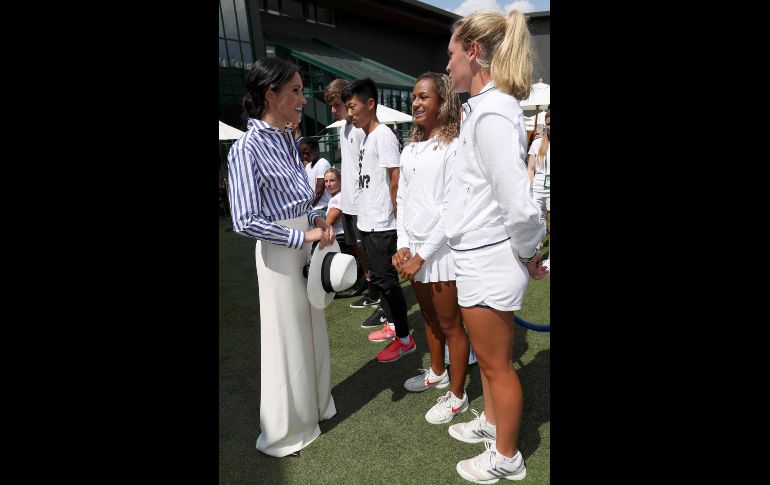 Meghan habló con recoge pelotas antes del partido. AFP /J. Brady