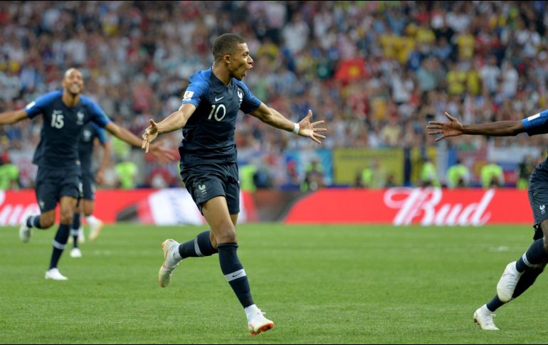 Mbappé celebra tras anotar el cuarto gol de Les Bleus. EFE/P. Powell