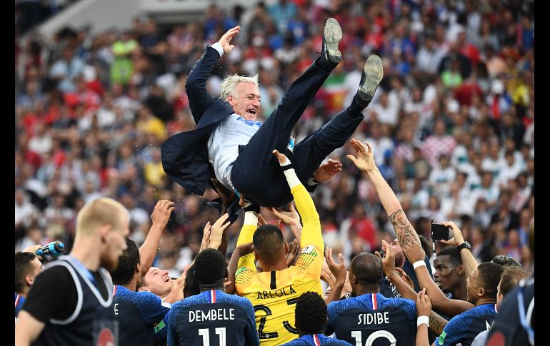Jugadores avientan al entrenador francés Didier Deschamps.