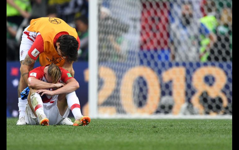El defensa croata Domagoj Vida (en el suelo) al final del partido en el estadio Luzhniki.