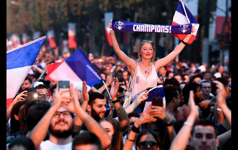La fiesta en la avenida Campos Elíseos de París.