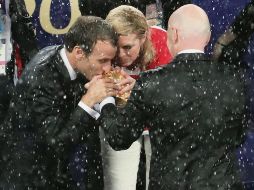 Los presidentes de Francia y Croacia rompieron el protocolo y besaron la Copa del Mundo en el momento que Gianni Infantino se encaminaba a entregar el trofeo a Hugo Lloris, capitán de la Selección francesa. EFE/A. Taherkenaher