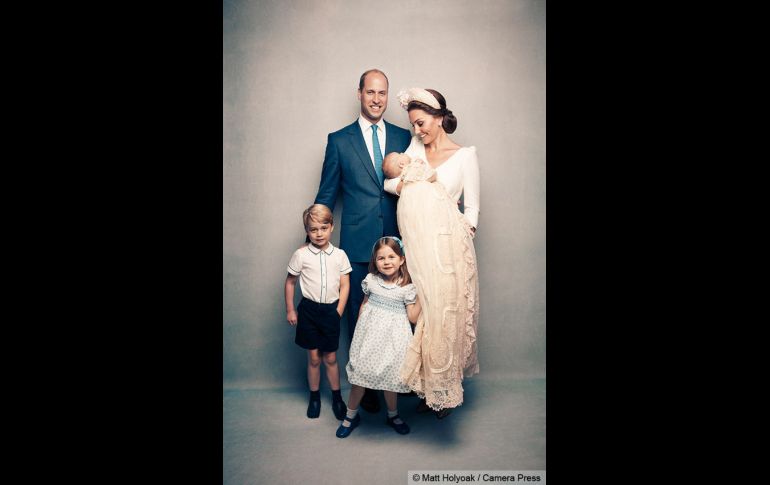 Esta es la primera vez que el príncipe Guillermo y Catalina posan con sus tres hijos. CORTESÍA/Kensington Palace