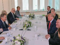 El presidente estadounidense, Donald J. Trump (3-d), se reúne con su homólogo finlandés, Sauli Niinisto (i), en la Residencia de Mantyniemi en Helsinki. EFE/K. Brandt