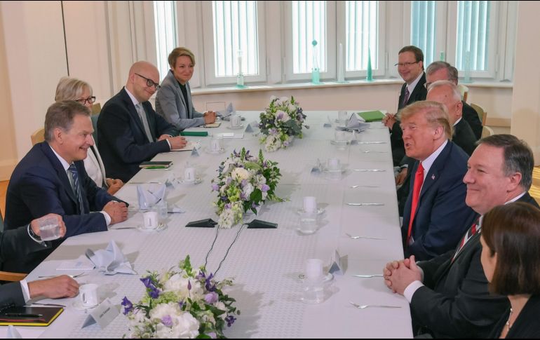 El presidente estadounidense, Donald J. Trump (3-d), se reúne con su homólogo finlandés, Sauli Niinisto (i), en la Residencia de Mantyniemi en Helsinki. EFE/K. Brandt