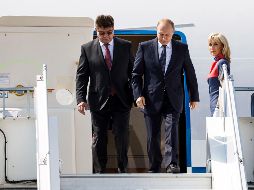 El presidente ruso, Vladímir Putin, desciende del avión a su llegada al aeropuerto de Helsinki. AP/R. Rekomaa
