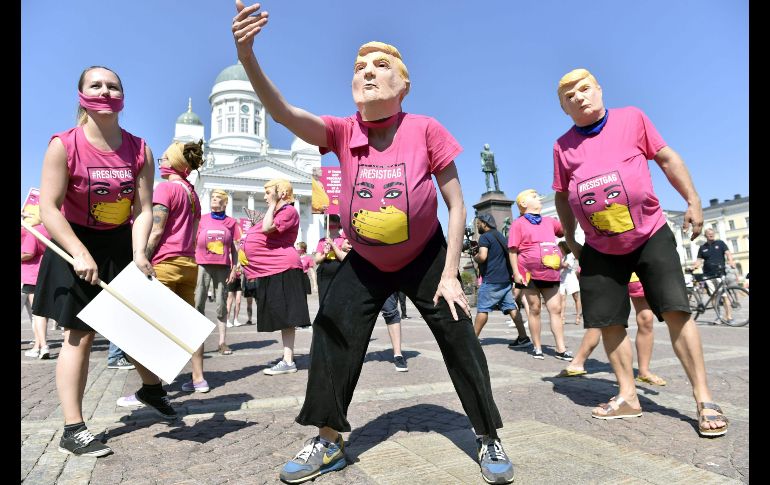 Defensores del aborto se visten con estómagos hinchados y máscaras del presidente estadounidense Donald Trump, durante una protesta en Helsinki. Activistas aprovechan la cumbre entre Trump y Vladimir Putin, presidente de Rusia, para organizar dos días de manifestaciones en la capital finlandesa. AFP/Lehtikuva/E. Korhonen