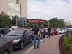 Conductores de Uber bloquean tránsito en La Minerva