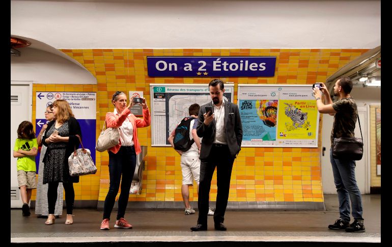 Personas toman fotos de la renombrada 
