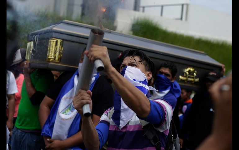 Familiares y amigos de Gerald Vásquez participan en su velorio en Managua, Nicaragua. Vásquez es uno de los dos estudiantes que murieron cuando un grupo de paramilitares asaltó la Universidad Nacional Autónoma de Nicaragua el pasado viernes. EFE/R. Sura