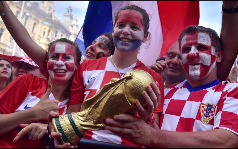 Los asistentes describieron el evento de bienvenida como el más grande en la historia de Croacia. EFE / I. Kupljenik