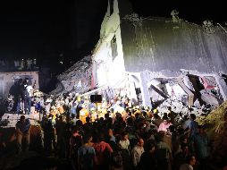 Trabajadores de rescate de la Fuerza Nacional de Respuesta a Desastres (NDRF) de la India trabajan en el sitio del colapso, en Greater Noida. EFE/H. Tyagi