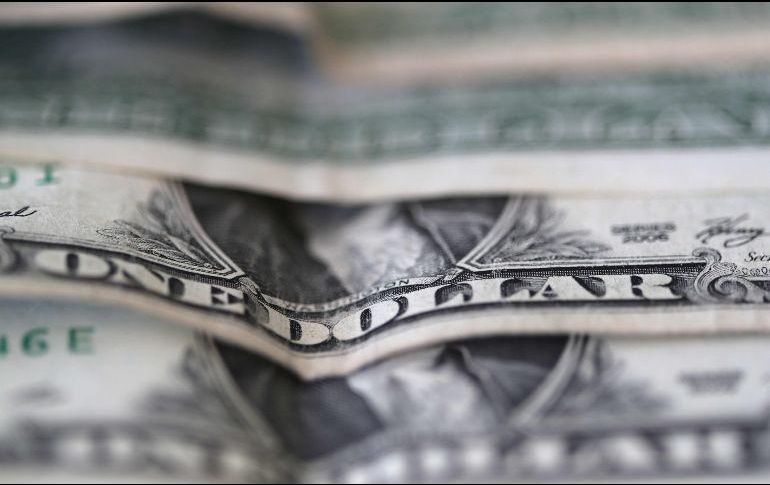 El Banco BASE prevé que el tipo de cambio cotice entre 19.90 y 19.10 pesos por unidad en transacciones interbancarias. EFE / ARCHIVO