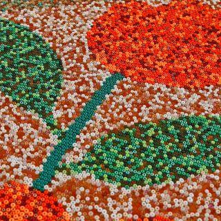 Wixárikas buscan Récord Guinness con el mosaico de chaquira más grande del mundo