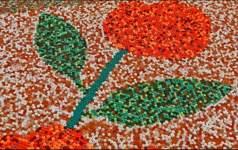 Un grupo de indígenas, originarios del poblado de San Sebastián, trabaja durante 14 horas para dejar listas las 32 piezas que conforman el colorido mosaico. EFE / F. Guasco