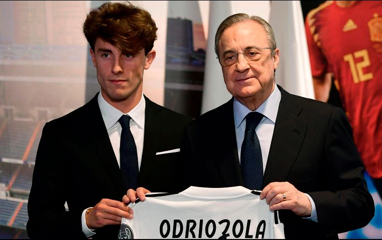 Pérez (D) posa con Odriozola (I), que jugará con el dorsal número 19. AFP/P. Marcou