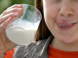 Los productores lácteos en EU desde hace tiempo han exigido que no se denomine ''leche'' cualquier producto que no provenga de animal alguno, como la ''leche'' de almendras o de soya. AP / ARCHIVO