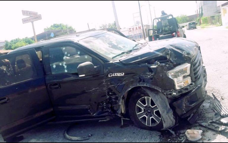 Los agentes repelieron a balazos la agresión y quienes iban en varios vehículos huyeron pero en el lugar quedó una camioneta negra con agresores muertos. FACEBOOK / Tamaulipas Código Rojo